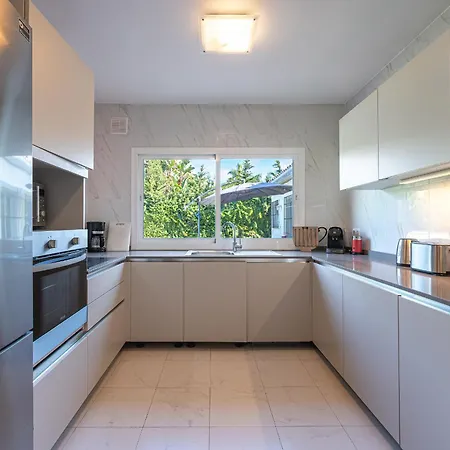 Beautiful Renovated Close Beach 8 People, 4 Bedrooms, 3 Bathrooms, Private Heated Pool, Ping Pong Table, Private Petanque Court
