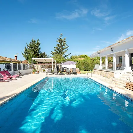 Beautiful Renovated Close Beach 8 People, 4 Bedrooms, 3 Bathrooms, Private Heated Pool, Ping Pong Table, Private Petanque Court Вилла