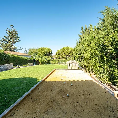 Вилла Beautiful Renovated Close Beach 8 People, 4 Bedrooms, 3 Bathrooms, Private Heated Pool, Ping Pong Table, Private Petanque Court *