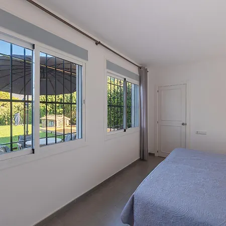 Beautiful Renovated Close Beach 8 People, 4 Bedrooms, 3 Bathrooms, Private Heated Pool, Ping Pong Table, Private Petanque Court