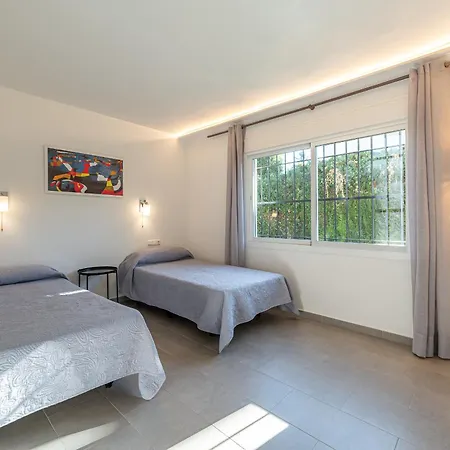 Beautiful Renovated Close Beach 8 People, 4 Bedrooms, 3 Bathrooms, Private Heated Pool, Ping Pong Table, Private Petanque Court *