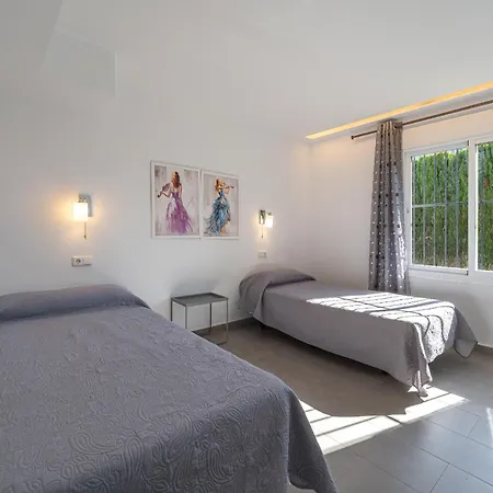 Beautiful Renovated Close Beach 8 People, 4 Bedrooms, 3 Bathrooms, Private Heated Pool, Ping Pong Table, Private Petanque Court