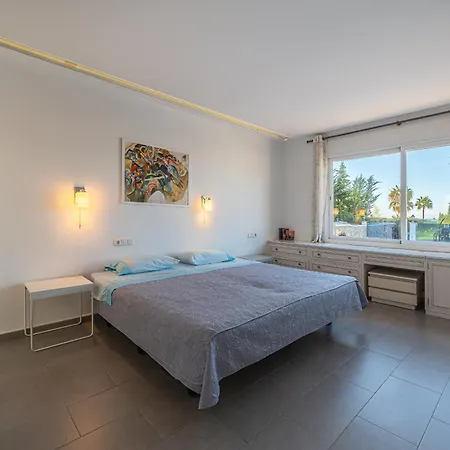 Beautiful Renovated Close Beach 8 People, 4 Bedrooms, 3 Bathrooms, Private Heated Pool, Ping Pong Table, Private Petanque Court Villa Marbella