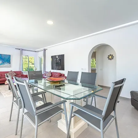 Beautiful Renovated Close Beach 8 People, 4 Bedrooms, 3 Bathrooms, Private Heated Pool, Ping Pong Table, Private Petanque Court *