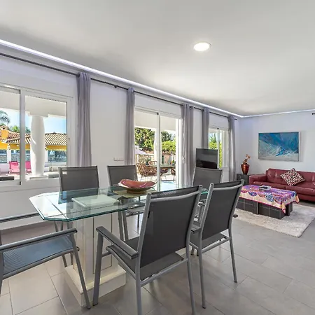 Beautiful Renovated Close Beach 8 People, 4 Bedrooms, 3 Bathrooms, Private Heated Pool, Ping Pong Table, Private Petanque Court Villa Marbella