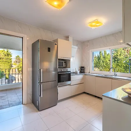Beautiful Renovated Close Beach 8 People, 4 Bedrooms, 3 Bathrooms, Private Heated Pool, Ping Pong Table, Private Petanque Court *