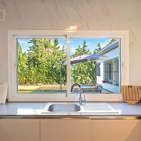 Beautiful Renovated Close Beach 8 People, 4 Bedrooms, 3 Bathrooms, Private Heated Pool, Ping Pong Table, Private Petanque Court Villa
