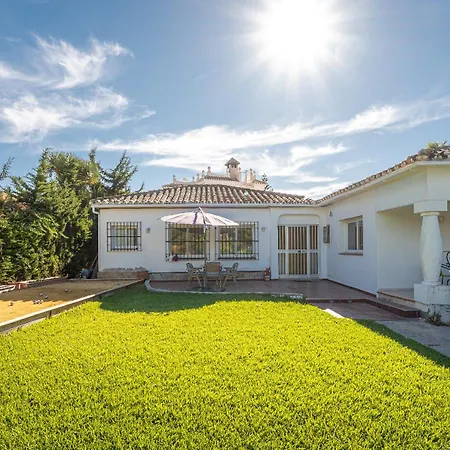 Villa Beautiful Renovated Close Beach 8 People, 4 Bedrooms, 3 Bathrooms, Private Heated Pool, Ping Pong Table, Private Petanque Court